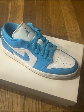 Jordan Low-Top Sneakers in White & Light Blue